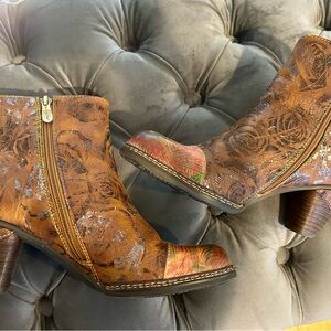 L'ATISTE Brown Floral Ankle Booties